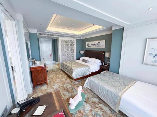 a hotel room with two beds and a desk at Xian Jue Vu Hotel in Xi'an