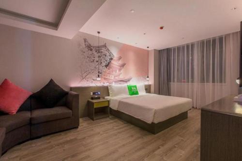 Postel nebo postele na pokoji v ubytování ibis Styles Wuhan Optics Valley Square Hotel
