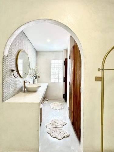 a bathroom with a sink and a mirror at Evelia Kohsamed in Ao Phutsa