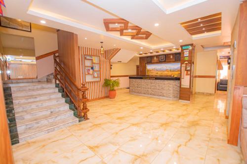 una hall di un hotel con scala e bar di Hotel Crystal Palace a Pokhara