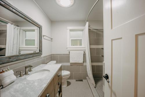 Koupelna v ubytování Snowline Cabin #69 - Upscale - Hot Tub - Wifi