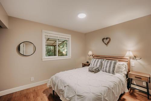 Postel nebo postele na pokoji v ubytování Snowline Cabin #69 - Upscale - Hot Tub - Wifi