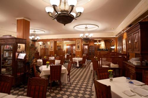 ห้องอาหารหรือที่รับประทานอาหารของ Hotel Juanito