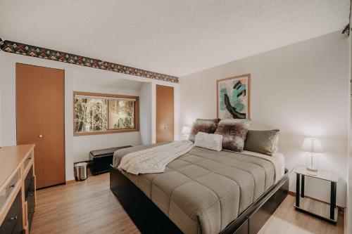 ein Schlafzimmer mit einem großen Bett in einem Zimmer in der Unterkunft Snowater Condo #88 - Wi-Fi - Fireplace - Sleeps 6 in Deming