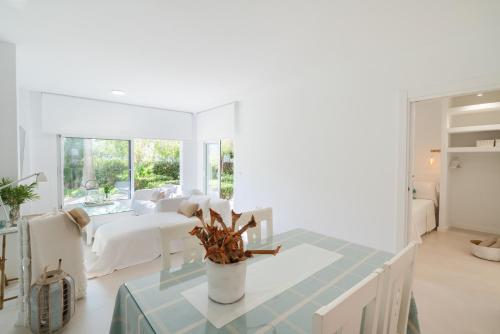 アグア・アマルガにあるCasita Agua Marinaの白い部屋(ベッド1台、テーブル、椅子付)