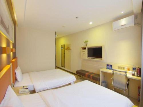 TV a/nebo společenská místnost v ubytování 7Days Premium Beijing Xidan Lingjing Hutong Metro Station Branch