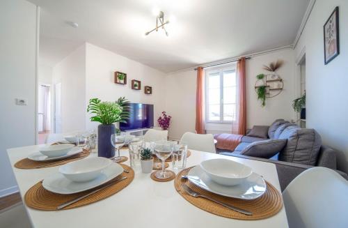 een keuken en woonkamer met een tafel en stoelen bij Le paddock in Chagny