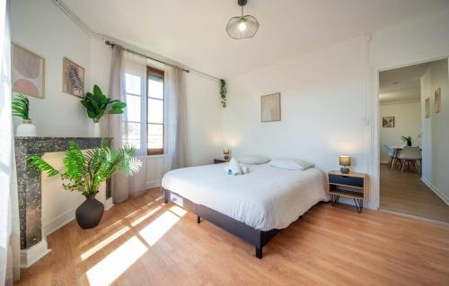 een slaapkamer met een groot bed in een kamer bij Le paddock in Chagny