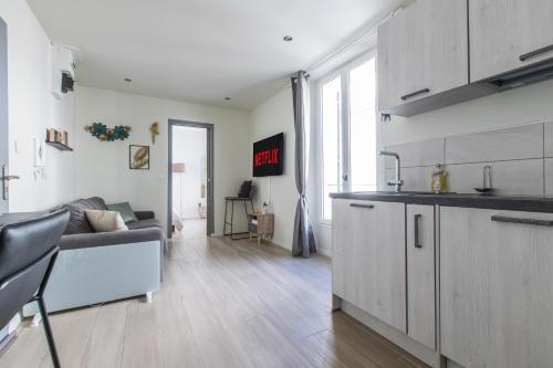 une cuisine et un salon avec un canapé dans l'établissement LB Vacation Rentals I Cute Affordable 1-Br Minutes From Cannes Center, à Cannes