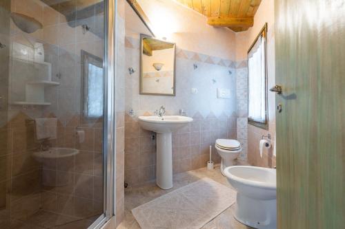 Ένα μπάνιο στο Monolocale Melograno