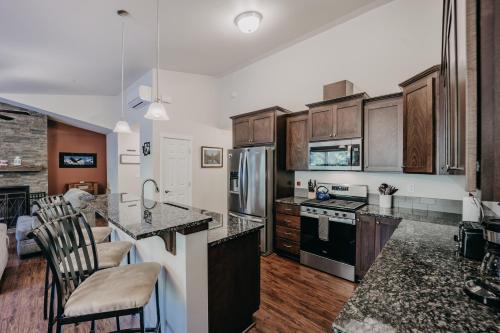 Η κουζίνα ή μικρή κουζίνα στο Silver Lake Cabin 47 - Lakefront - Wi-Fi - F-P