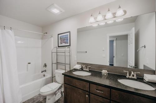 Ένα μπάνιο στο Silver Lake Cabin 47 - Lakefront - Wi-Fi - F-P