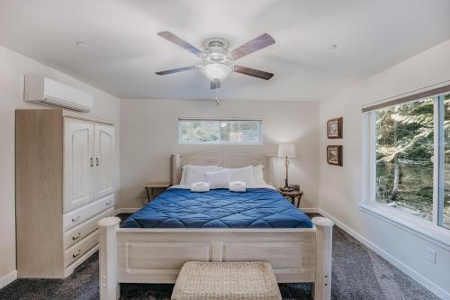 Ένα ή περισσότερα κρεβάτια σε δωμάτιο στο Silver Lake Cabin 47 - Lakefront - Wi-Fi - F-P