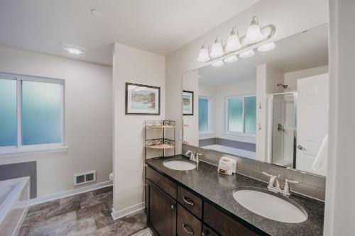 Ένα μπάνιο στο Silver Lake Cabin 47 - Lakefront - Wi-Fi - F-P