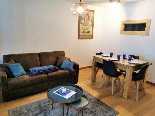 un salon avec un canapé et une table dans l'établissement Résidence Le Solaret - Appartement centre village pour 4 personnes MAE-0821, aux Gets