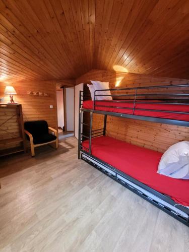 - une chambre avec 2 lits superposés dans une cabine dans l'établissement Résidence Soulane - Duplex lumineux proche du telecabine Mont-Chery MAE-1101, aux Gets