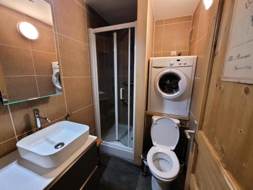 une petite salle de bains avec toilettes et lave-linge. dans l'établissement Résidence Lion D'or - Appartement rénové, centre station, au calme, exposé Est-Ouest MAE-1091, aux Gets