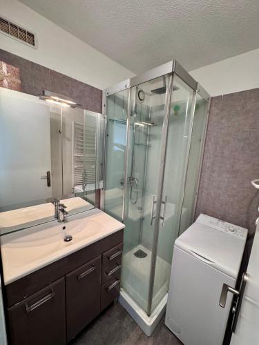 une salle de bain avec une douche, un lavabo et des toilettes dans l'établissement Le Scarlett- Confort à Palavas-Plage à proximité, Terrasse, Piscine et Clim -LaConciergerieByNina, à Palavas-les-Flots