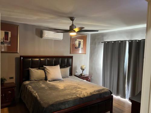 Un dormitorio con una cama con ventilador de techo. en Casa Las Vias 6 bed 4 bath & Private Pool, en Puerto Peñasco
