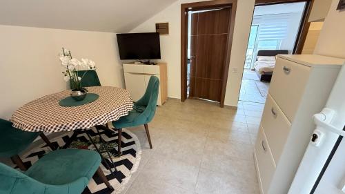TV a/nebo společenská místnost v ubytování MANONI APARTMANI