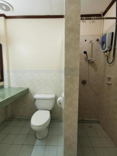 Ванная комната в OYO 89972 Borneo Paradise Beach Hotel