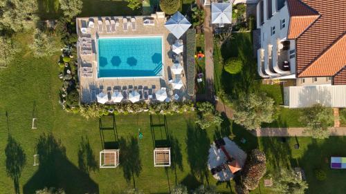 an overhead view of a swimming pool in a yard at Villa Badi in Umag