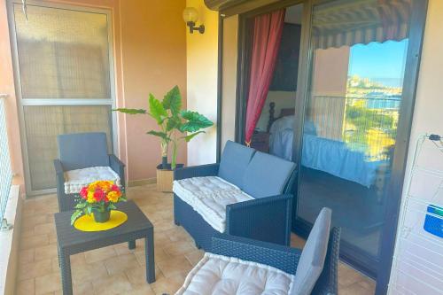 un salon avec un canapé et une table dans l'établissement Appartement climatisé & wifi 4 pièces 110 m & terrasse vue mer pour 4 pers, à Ajaccio