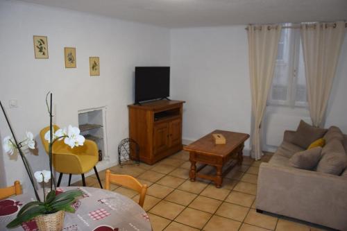 Μια τηλεόραση ή/και κέντρο ψυχαγωγίας στο Cozy apartment in Vigan