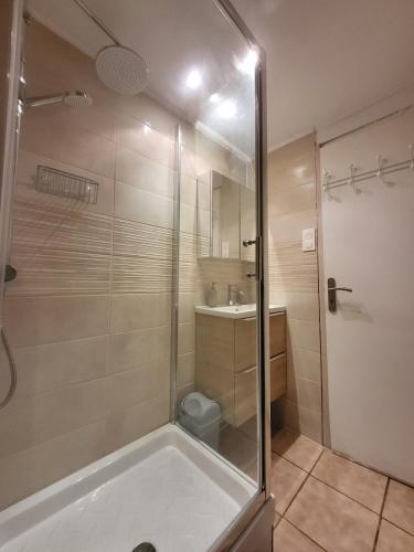 une salle de bain avec une douche, des toilettes et un lavabo dans l'établissement Cozy apartment in Vigan, au Vigan