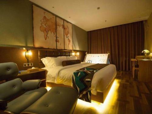 a hotel room with a bed and a table and chairs at James Joyce Coffetel·Kaifeng Drum Tower in Kaifeng