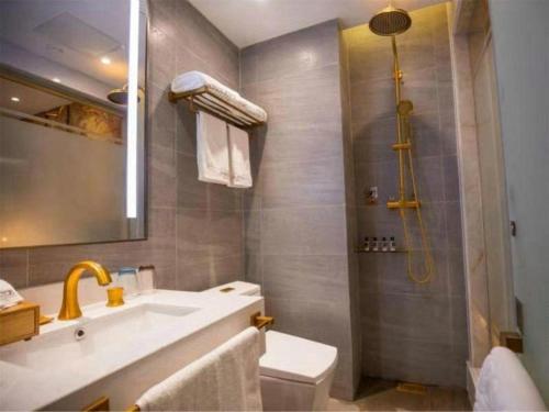 a bathroom with a sink and a toilet and a shower at James Joyce Coffetel·Kaifeng Drum Tower in Kaifeng