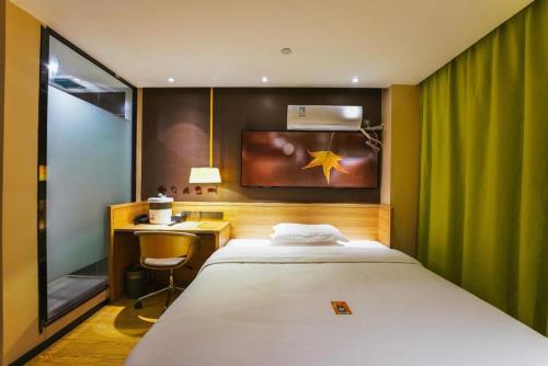 Postel nebo postele na pokoji v ubytování IU Hotel Nanchang West Railway Metro Station