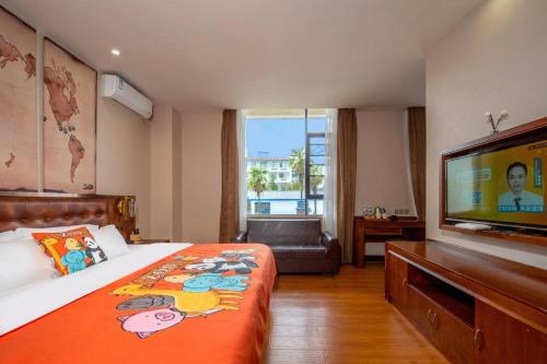 a hotel room with a bed and a flat screen tv at James Joyce Coffetel·Lijiang Old Town Centeral in Lijiang