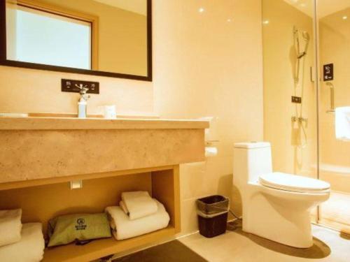 a bathroom with a toilet and a sink and a shower at City Comfort Inn Hezhou Avenue in Hezhou