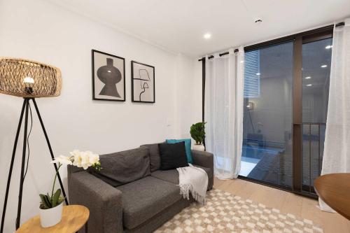 Posezení v ubytování CBD 1BR - Modern Stay with Pool & Gym in Wellington