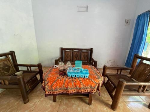 a dining room with a table and two chairs at OYO 93784 Kost Bu Eli Syariah in Malang