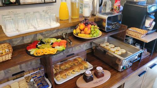 Un buffet con platos de fruta y otros alimentos. en B&B Plitvice Lakes Villa Mija, en Plitvica Selo