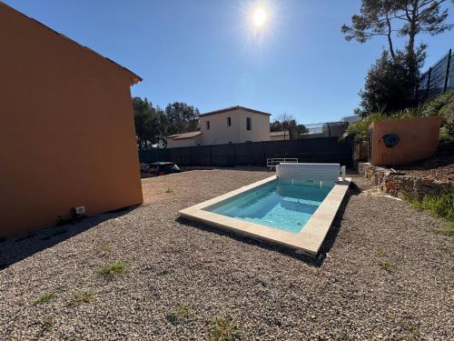 une piscine au milieu d'une cour dans l'établissement Villa Moderne avec Piscine et Parking à Mouans-Sartoux, à Mouans-Sartoux