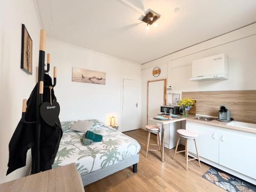 Kuchyň nebo kuchyňský kout v ubytování Balade à Montluçon