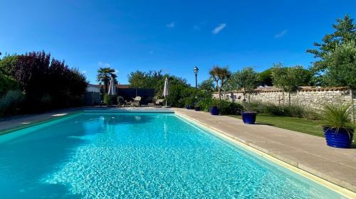 une piscine dans une cour avec un bleu dans l'établissement Flocon de Sel, à Sainte-Marie de Ré
