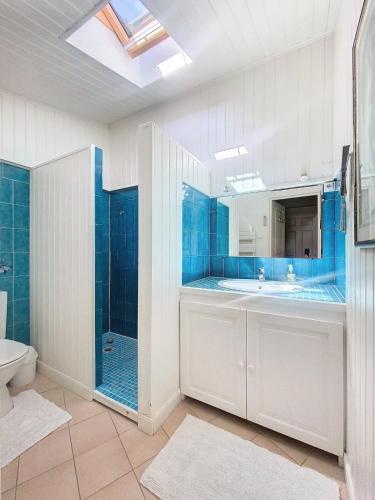 une salle de bain avec un lavabo, une douche et des toilettes dans l'établissement Flocon de Sel, à Sainte-Marie de Ré