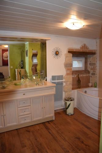 La salle de bains est pourvue d'un grand lavabo et d'une baignoire. dans l'établissement Little pleasures, à Avèze