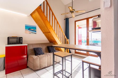 une salle à manger avec une table et un canapé dans l'établissement Horizons d'Etang - Parking et Plage à 5 min, au Barcarès