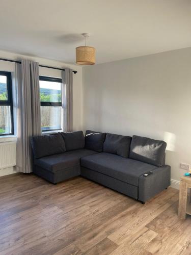 a living room with a blue couch in a room at Teach Annie in Annagry