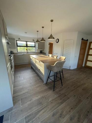 a kitchen with a counter and a chair in it at Teach Annie in Annagry
