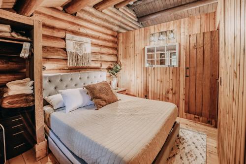Un pat sau paturi într-o cameră la Glacier Springs Cabin #76 - Wi-Fi - Pets Ok