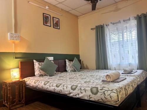 Postel nebo postele na pokoji v ubytování Mulaqat Homestay