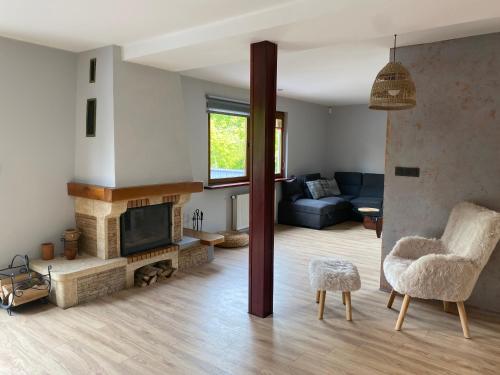 un soggiorno con divano e camino di 160m piękny stylowy dwupoziomowy dom a Gdynia
