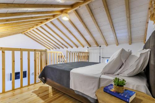 Postel nebo postele na pokoji v ubytování Agia Marina Loft