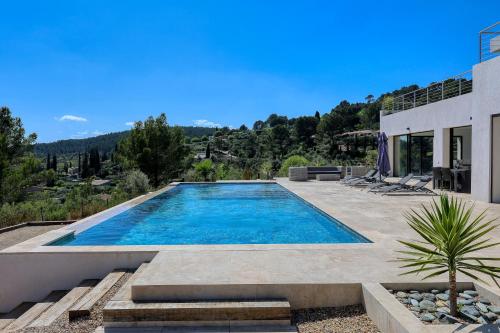 une piscine dans l'arrière-cour d'une maison dans l'établissement Bella Vista Cotignac - Piscine Privée, à Cotignac